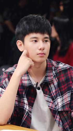 演员胡先煦,童星出道,演技出众,请看帅气少年的写真照