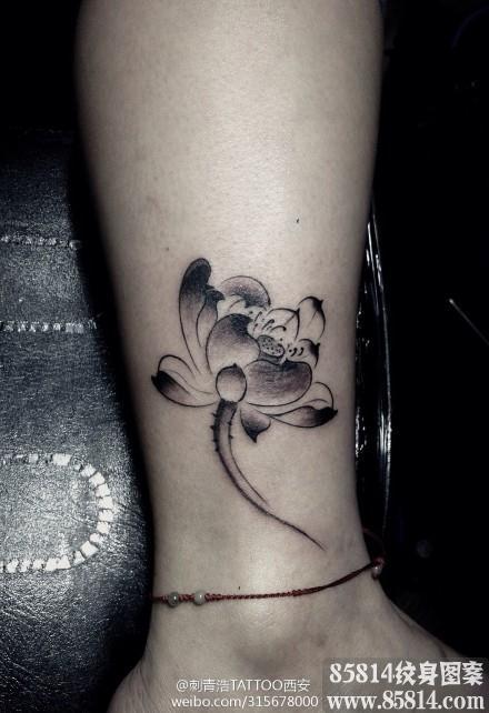 美女腿部时尚精美的图腾莲花藤蔓纹身