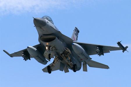 台湾f-16战机起飞