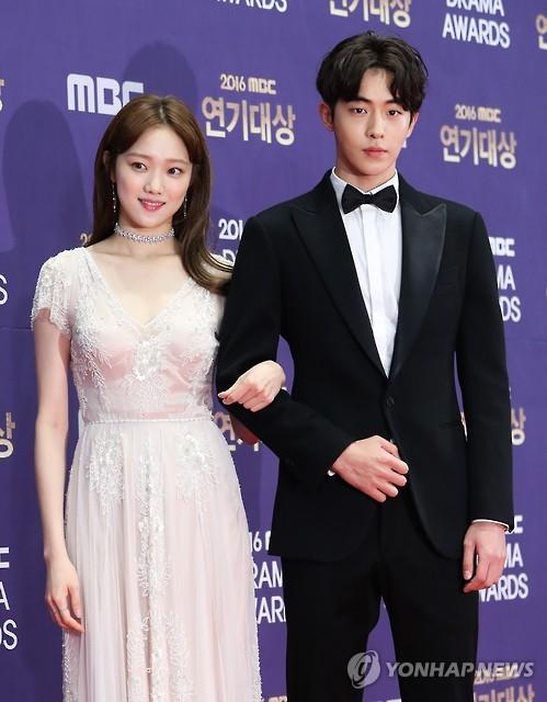 南柱赫李圣经承认恋情 养眼姐弟cp诞生