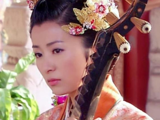 柏含香--11版《后宫》果馨是位自小被宠爱,性格骄傲的郡主,旗头造型很