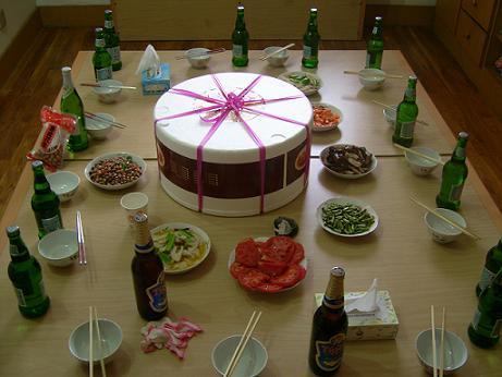 这一桌子菜是上海小妹妹思念为我们辛勤而做的,在这里我感谢了.