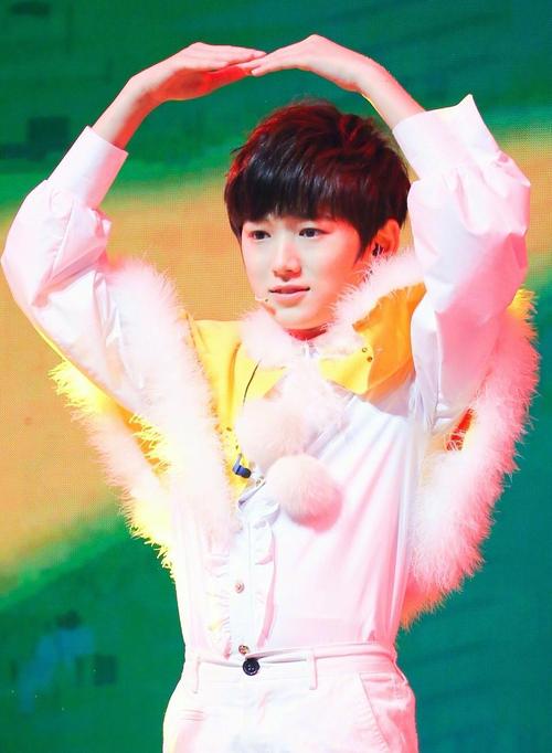 哈哈哈哈哈哈哈宋亚轩和丁程鑫这就是比心的零分和满分教学吧