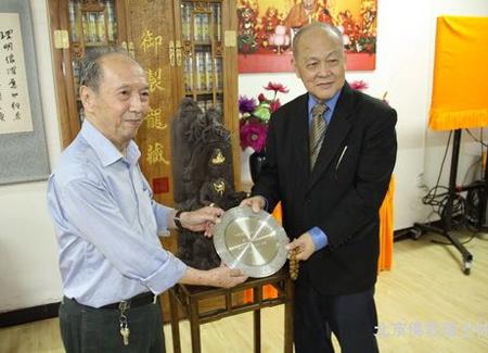 新加坡居士林李木源林长回赠礼品