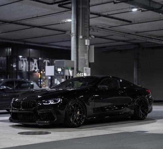 加油站下的宝马m8 competition 黑武士_宝马怎么样_合金_交朋友_汽车