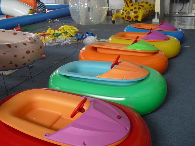 厂家直销 公园广场水上儿童成人充气碰碰船 亲子娱乐电动碰碰船