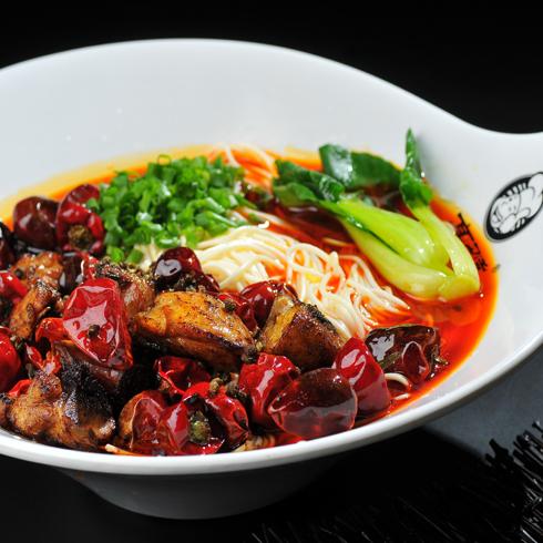 是制作出的辣子鸡面,将辣子鸡这一人气美食与面条完美结合,鸡肉鲜美辣