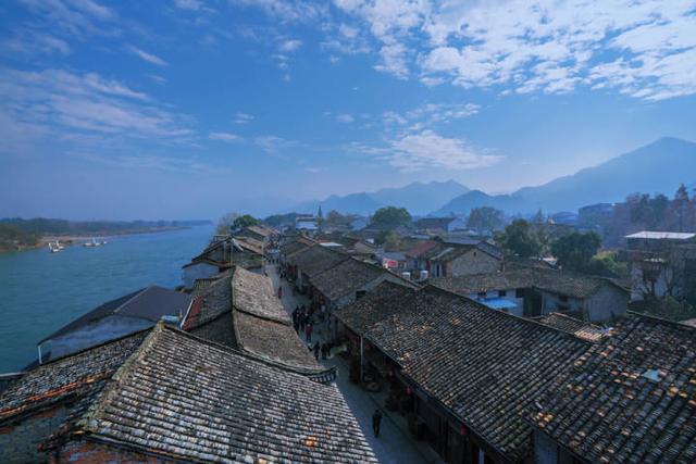 丽水莲都区古堰画乡景区内,意大利华侨厉武军开出的博兰美术馆举办了
