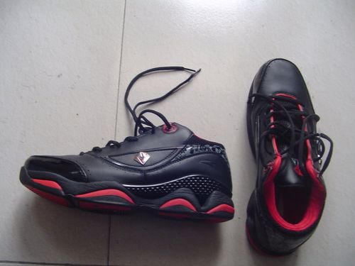 买了双2010秋季款红黑斯科拉篮球鞋