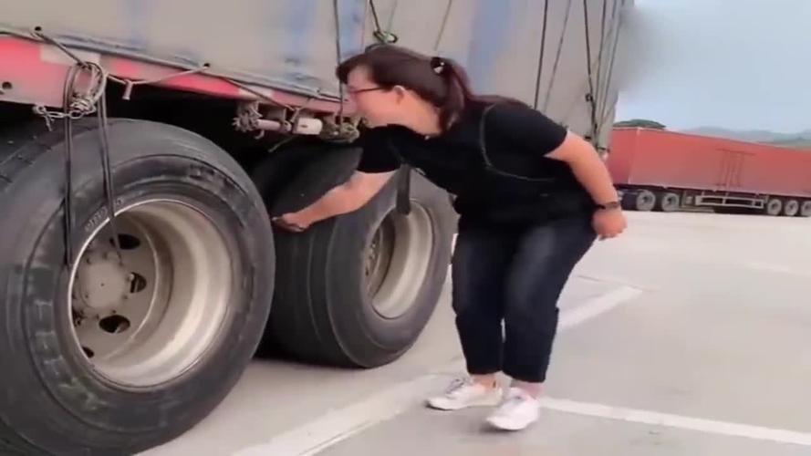 大货车女司机准备出发看到这一幕佩服她的车技