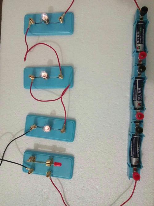 (ps:三个灯泡串联及电路图)