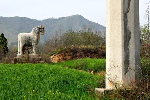 依山为陵,居高临下,山环水抱,唐崇陵