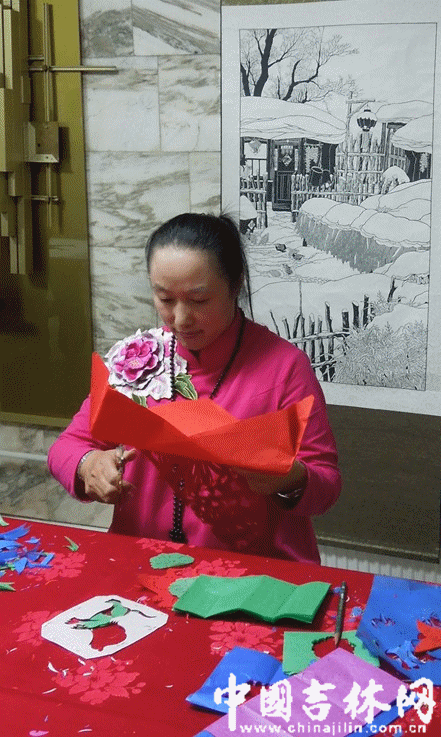 剪纸艺术家李宝凤