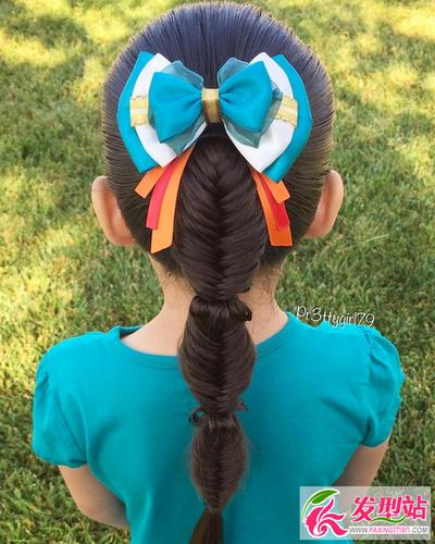 刘海编成小辫子,马尾上再用头发打一个蝴蝶结,不用点缀其他发饰就很