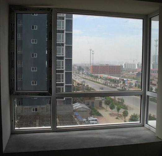 展开全部 1,意义不同,平开窗是与墙面相平的窗户样式,而飘窗是突出于