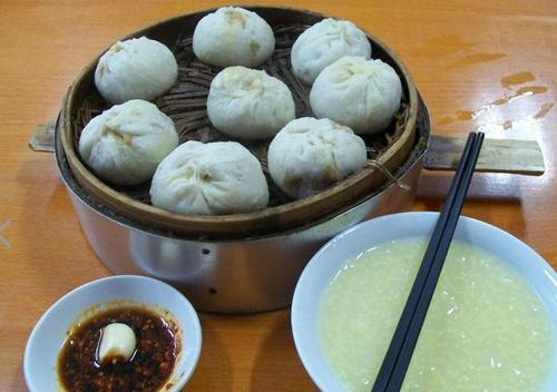 小笼包,加上醋和辣椒调成成的蘸水,小米粥一碗.