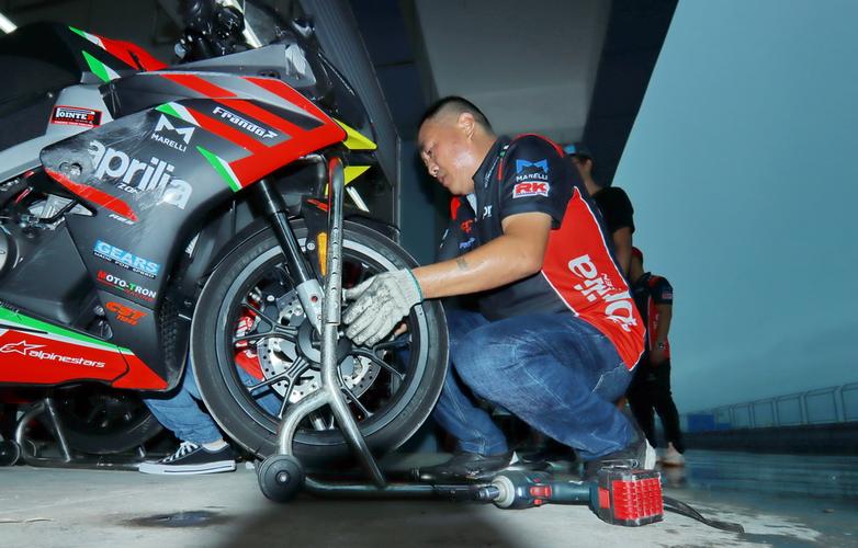 apriliagpr250r统一赛山东站电光火石间的较量