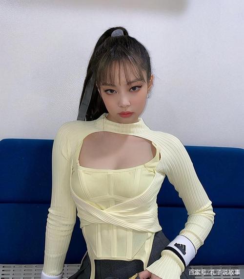 jennie漏胸针织衫配百褶裙,性感又不失帅气,"魔鬼"身材太撩人