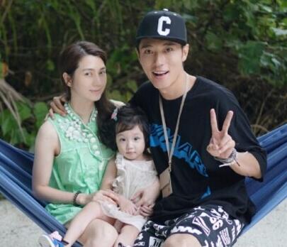 洪欣携女泳装出游 比老公张丹峰大12岁毫无差距