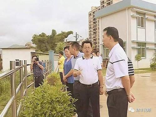 周秋明一行深入到丰良镇,先后考察了丰良镇污水处理厂,新园路商业街