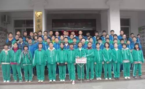 南昌一学校校服上电视,拍写真,美到