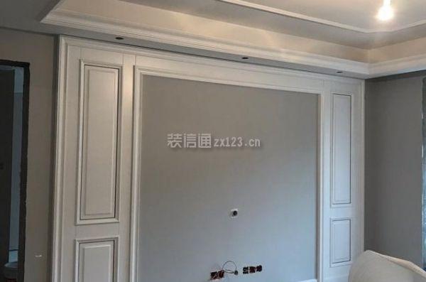 ▍利用护墙板设计客厅电视墙,中间可以直接刷乳胶漆,用护墙板做的