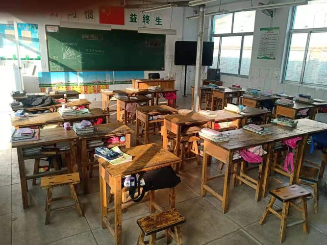 从课间学生桌面和桌洞物品摆放看学生常规习惯