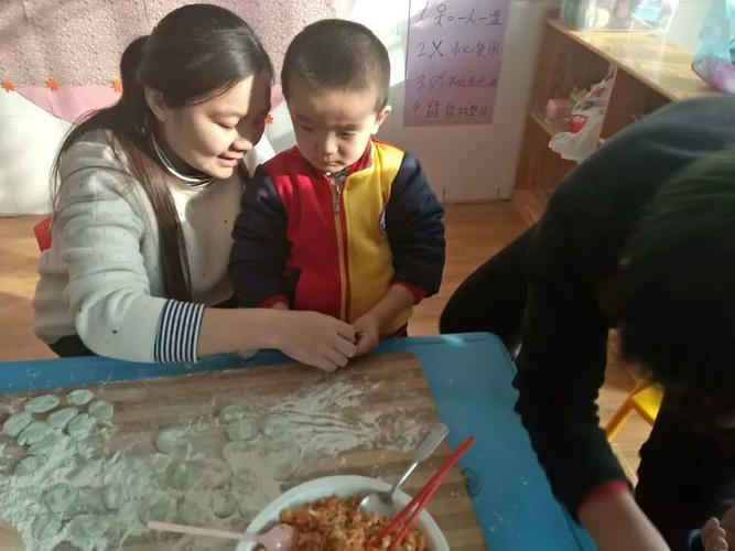 我们马沙幼儿园小一班举办了一场"喜迎冬至,包饺子"的亲子