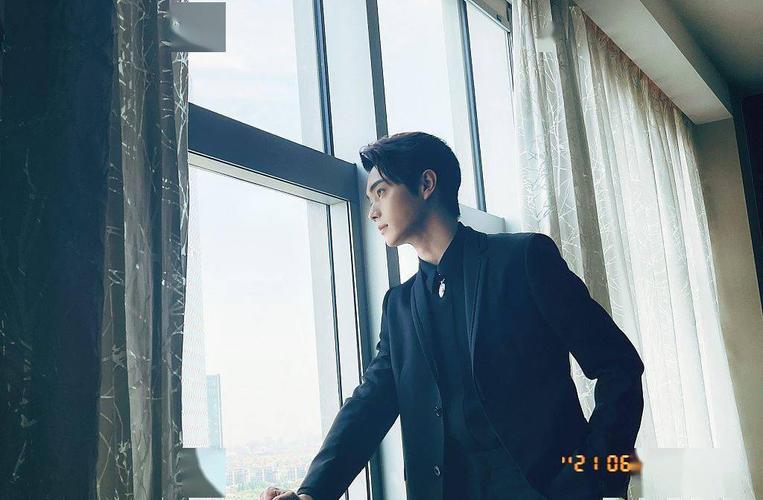 许凯穿化身黑西装绅士贵气雅致 置身"铠甲"森林增添冷峻气质