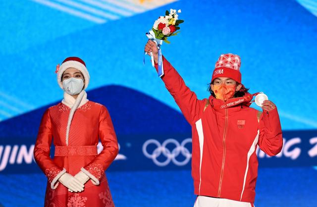 北京时间2月7日,北京冬奥会继续进行,短道速滑男子1000米决赛,中国