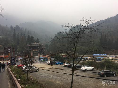 峨眉零公里停车场_脚印_峨眉山市_六只脚
