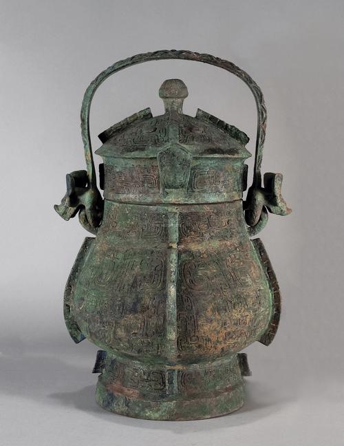 青铜饕餮纹提梁卣