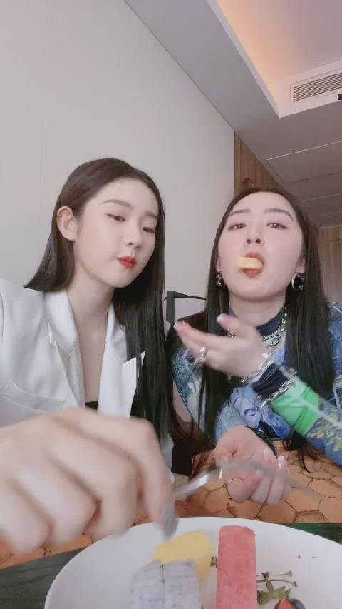 张艺凡邓恩熙互相喂食时代峰峻大公主二公主这么甜吗