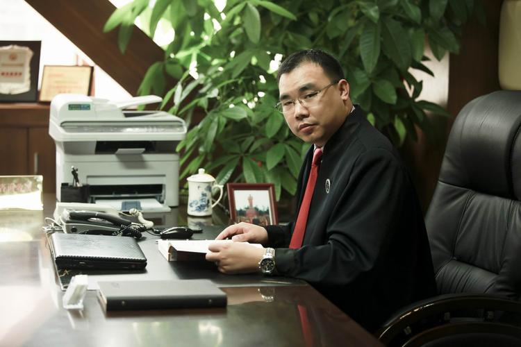 杨建军律师工作照