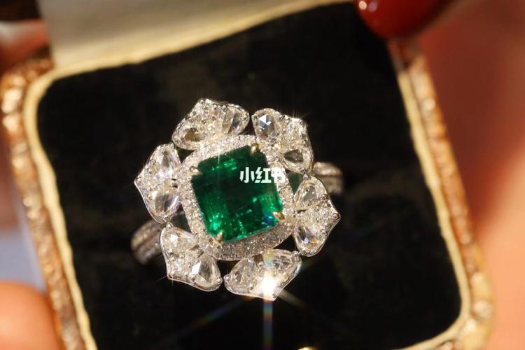 豪华大气祖母绿戒指_祖母绿_戒指_宝石_礼物_香港_时尚_配饰