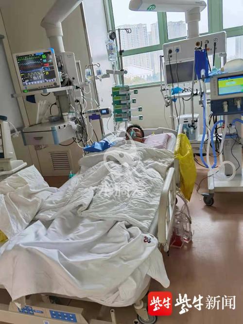 李立峰依然躺在重症监护室观察