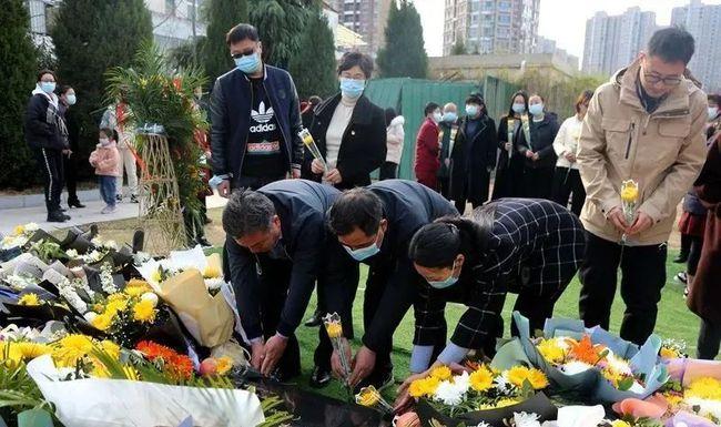 漯河小学学生代表向王焯冉烈士敬献花篮!