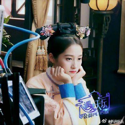 关晓彤清宫装造型曝光 嘟嘴卖萌秒变俏皮"格格"