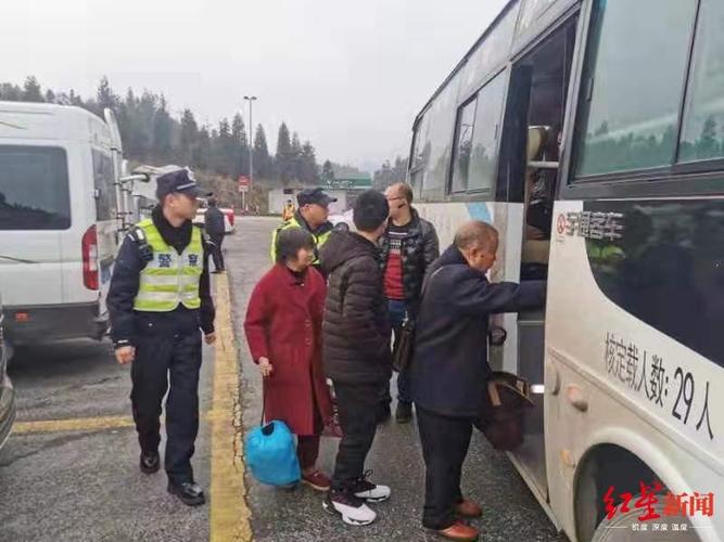 交警帮助祖孙三人回家