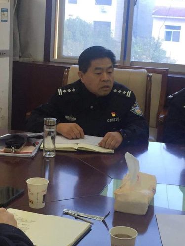 图四:纪委书记李佐辉对大队长马小强的汇报进行点评