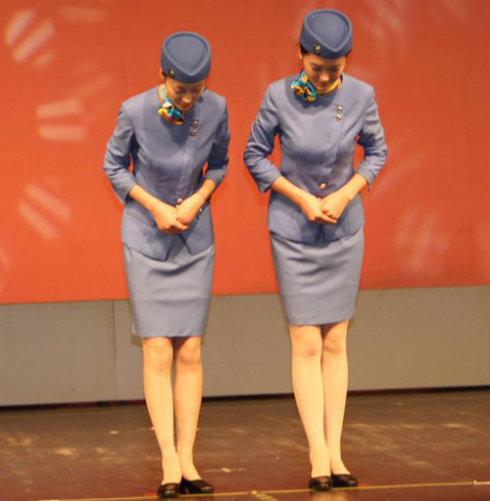 服务生手势这样放表示对客人的尊重,很有礼貌,这是礼节礼仪的要求.