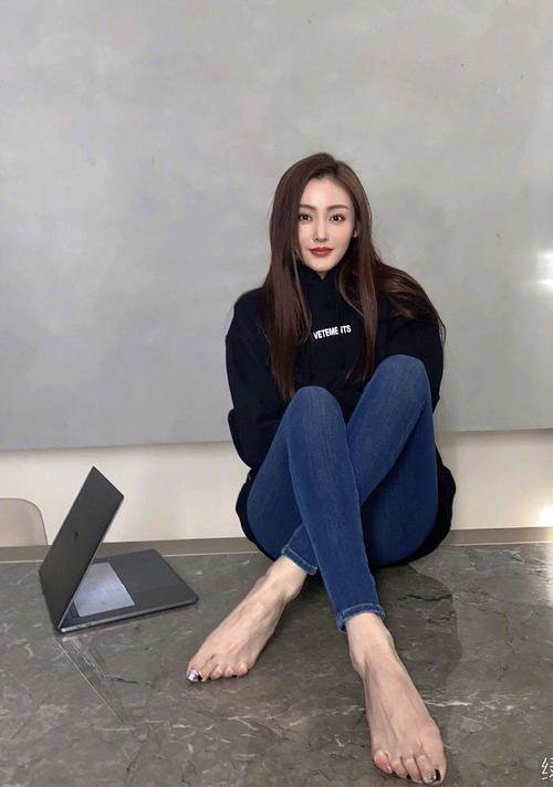 张天爱晒近照脚部特写看不出受伤痕迹网友吐槽脚太大