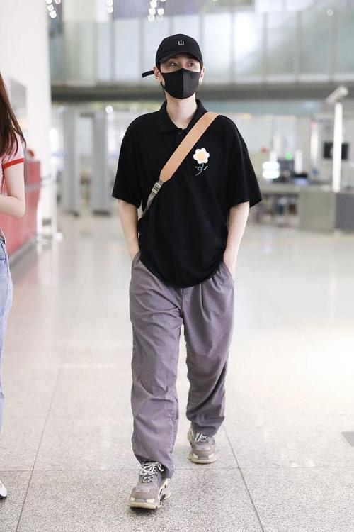 汪苏泷街拍:花朵短袖polo衫 阔腿裤balenciaga老爹鞋