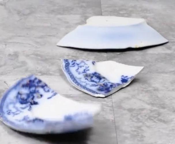 盘子碎了牛奶粘?