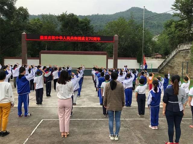 主题升旗:垭口中心校