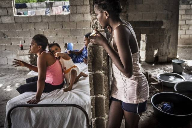 直击一群被黑人"收养"的女童真实生活,要听从男主人的