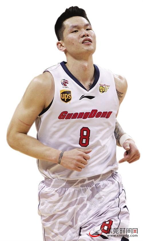 离开球场的朱芳雨仍将继续篮球之路(记者 郑家雄 摄)