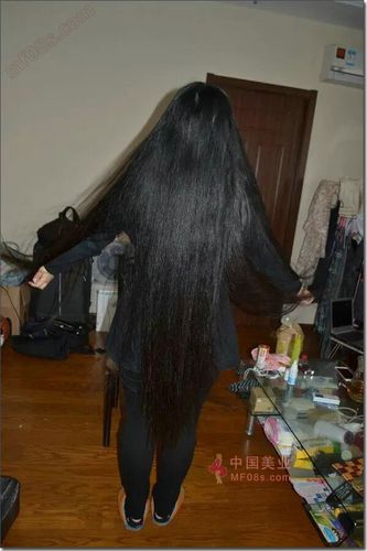 在她公司里面她是最长的一位,头发太粗,3刀剪下1米,qq2093096849