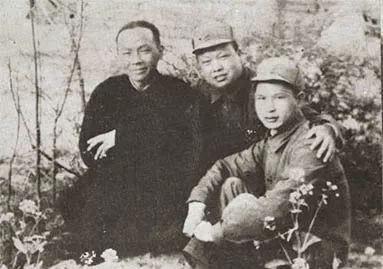 正当邓逸凡不知怎么办时候,从招兵处走出一个军官来,就说小伙子,你是