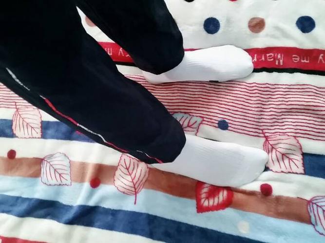 男孩穿校服白袜子好看吗?